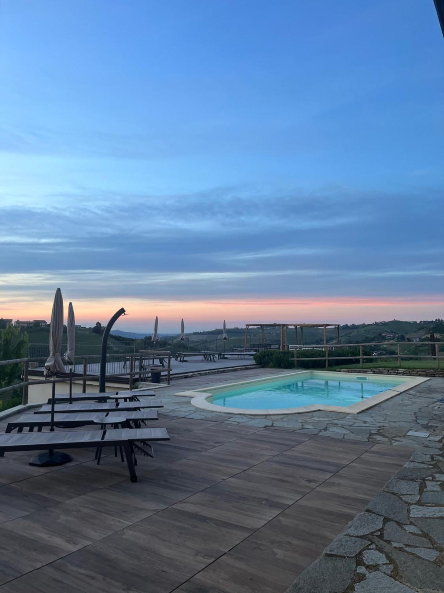 Le Cornici - Cascina Di Charme Hotel Diano d'Alba Bagian luar foto